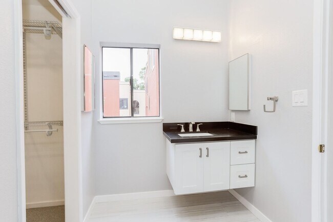 Building Photo - 2 Bed / 2.5 Bath pet friendly condo near downtown San Carlos with two parking spaces. YouTube tour!