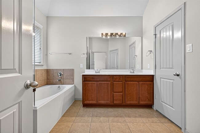 Building Photo - 510 Carson Ridge Dr