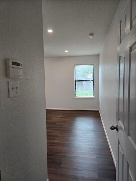 Building Photo - 1124 Hyde Park Dr