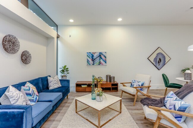 Building Photo - 3404 Saltus St