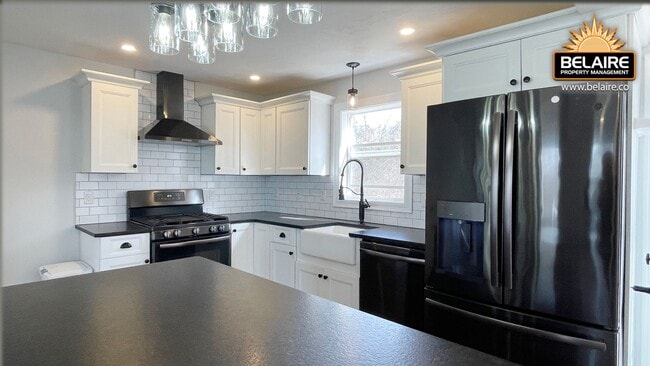 Building Photo - Cozy Country Living