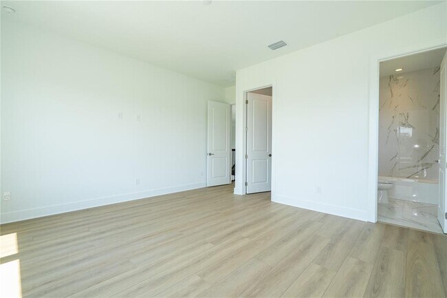 Building Photo - 16044 Pendio Dr