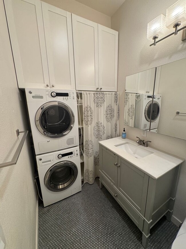 Building Photo - Beautiful 2Br/2Ba Townhome In Little Italy...