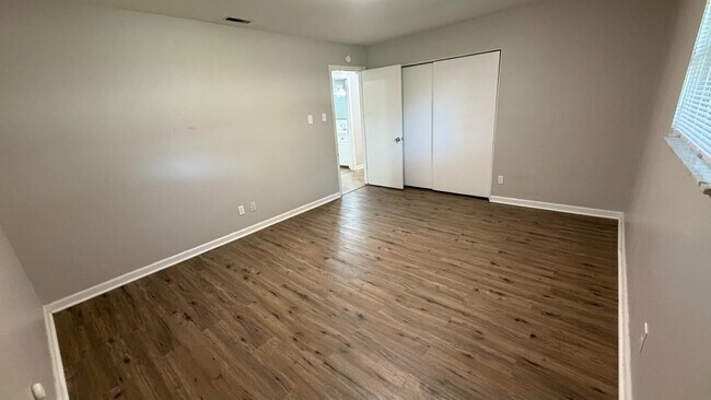 Building Photo - 1118 Soria St