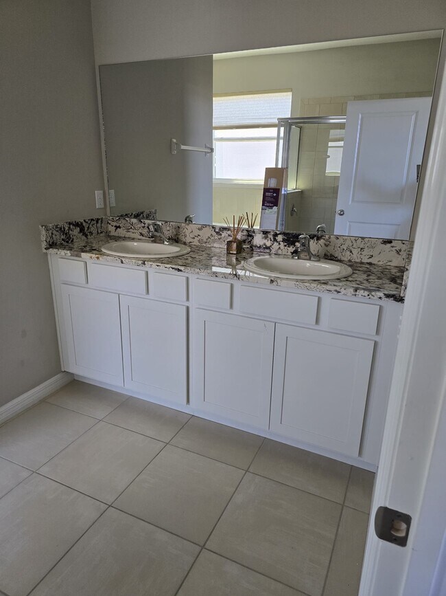 Building Photo - 5833 SW 85th Pl