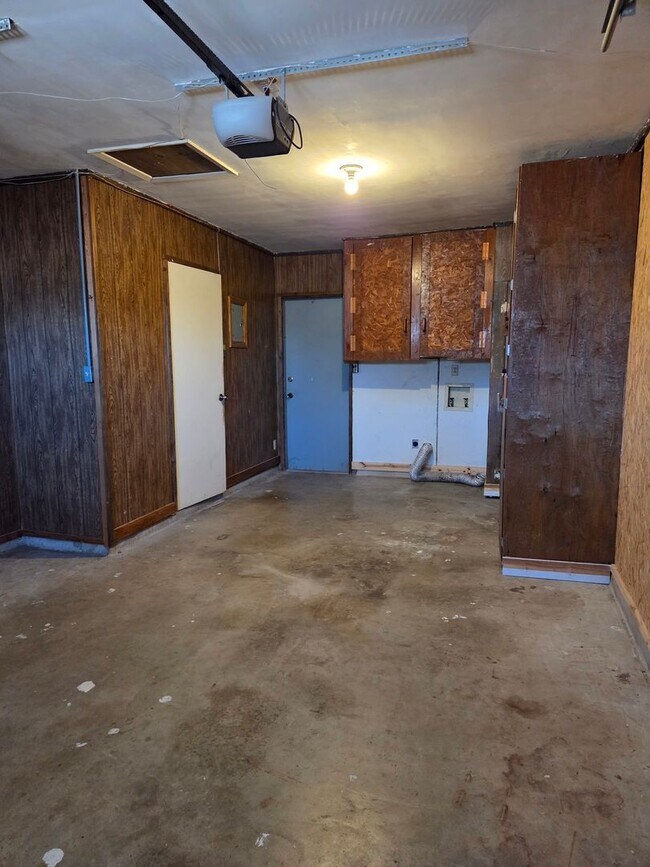 Building Photo - Spacious 4 Bedroom Ranch