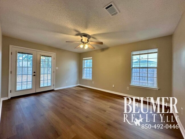 Building Photo - Spacious inside and out home for Rent