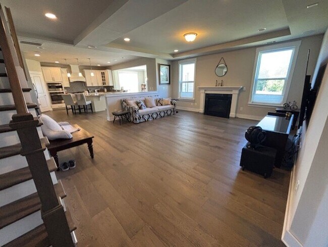 Building Photo - Stunning 5 Bed/4 Bath Home - Water View - ...