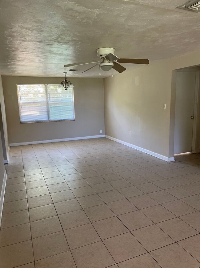 Building Photo - 2/1 Private home in the heart of Eustis!