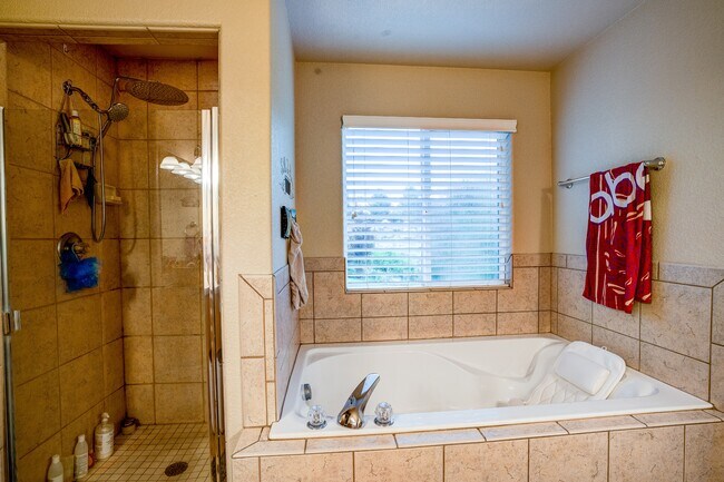 Building Photo - 4660 Farmingdale Dr