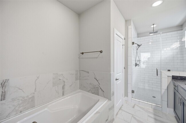 Building Photo - 420 W 28th St