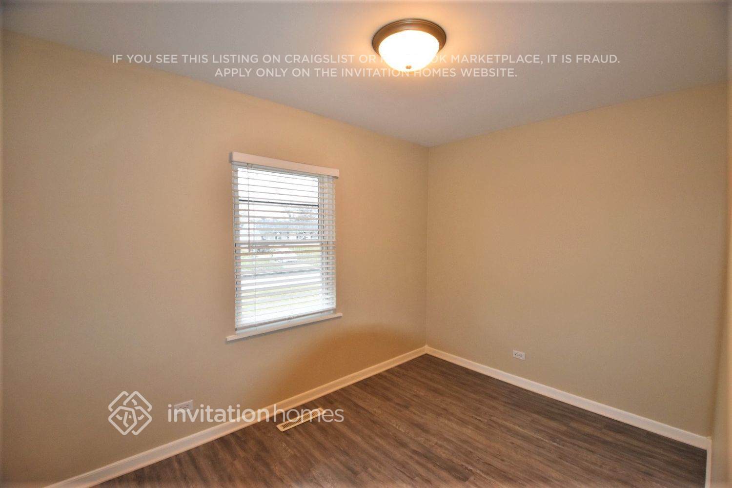 Building Photo - 337 E Fullerton Ave