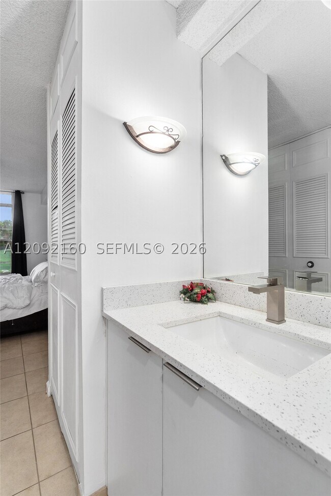 Building Photo - 3670 Inverrary Dr