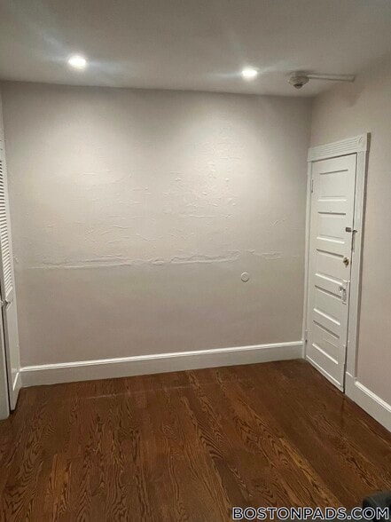 Building Photo - 4 Garden Ct St