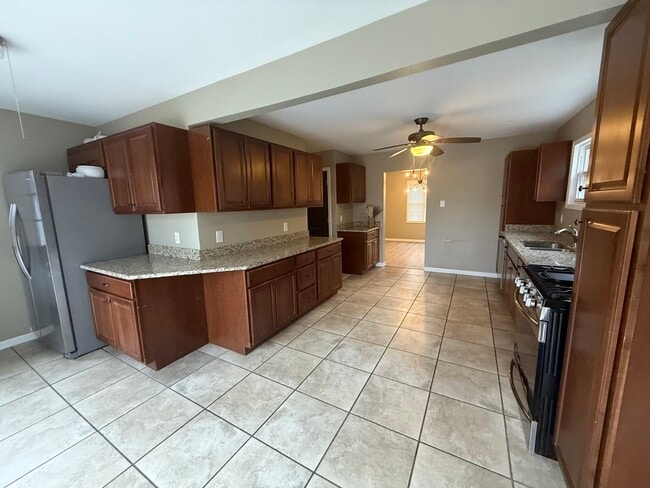 Building Photo - 10S328 Jamie Ln