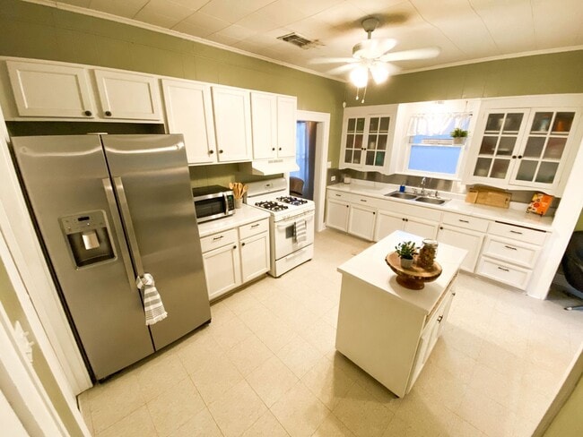 Building Photo - Awesome Farmhouse Home