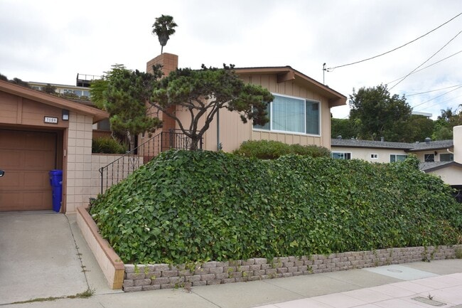 Primary Photo - 4 Bedroom 2.5 Bathroom Home, Newly renovat...