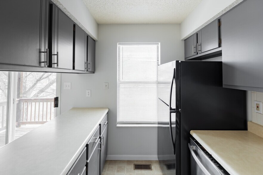 Building Photo - 2282 Highland Hill Dr