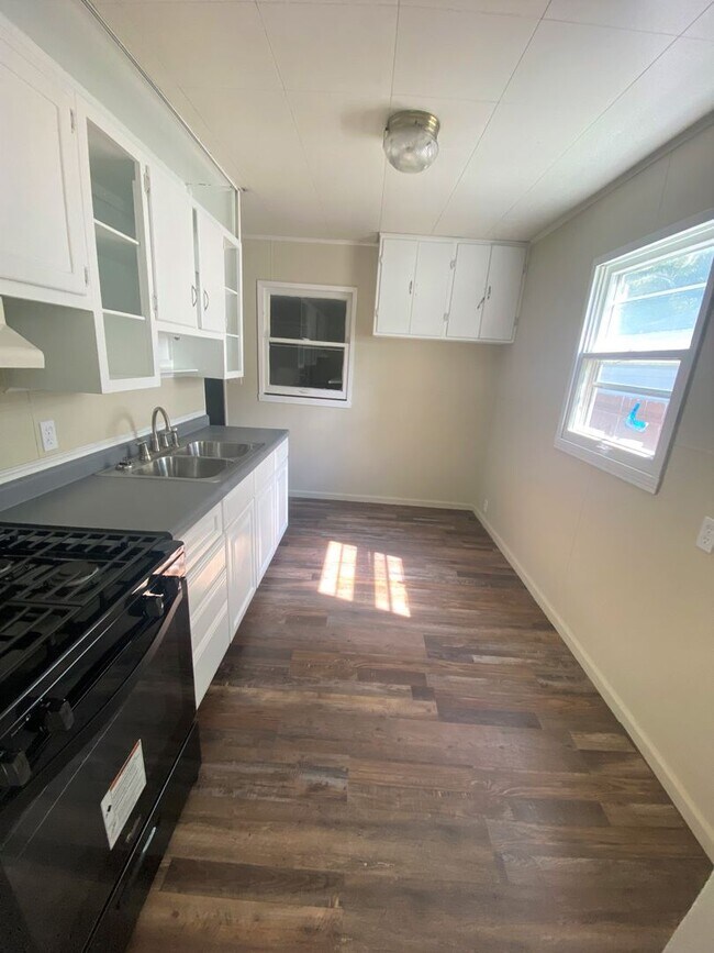 Building Photo - 2 Bedroom Home Located Near Lafayette Country Club!