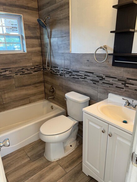 Building Photo - 6323 Ravinnia Dr