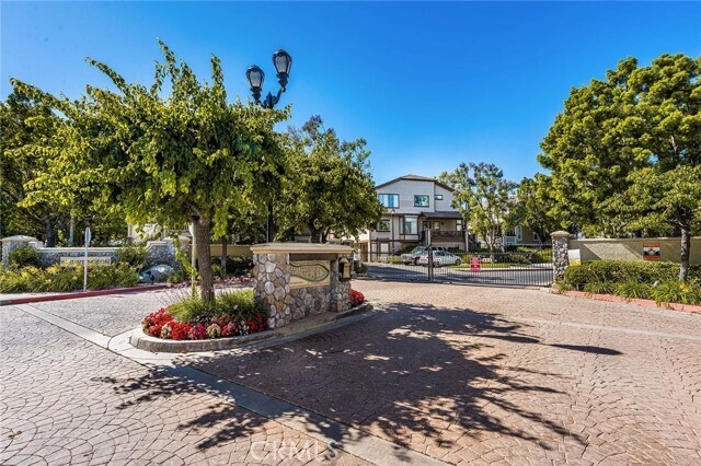 Building Photo - 744 N Siavohn Dr