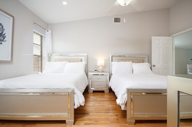Building Photo - 7460 San Clemente Pl