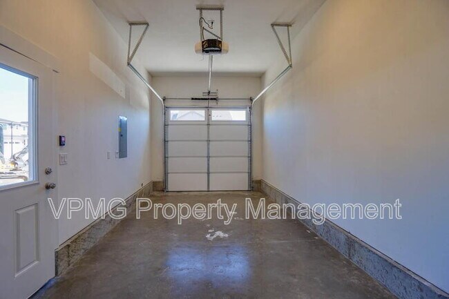 Building Photo - 2331 E Otter Lp