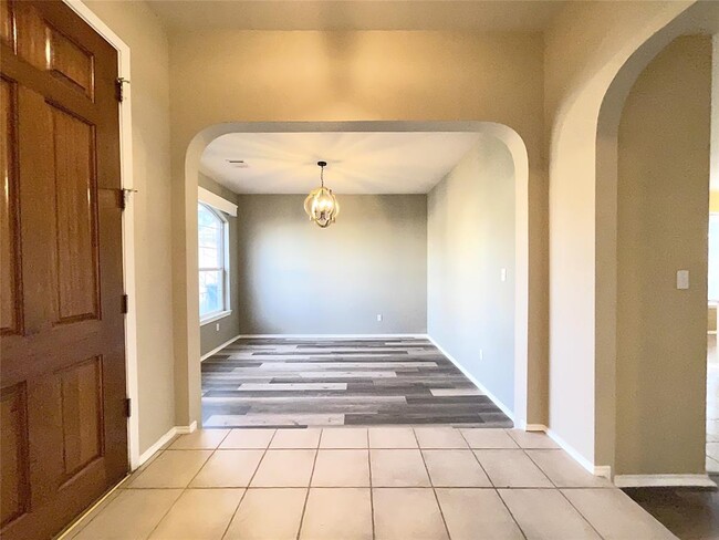 Building Photo - 2219 Speidel Dr