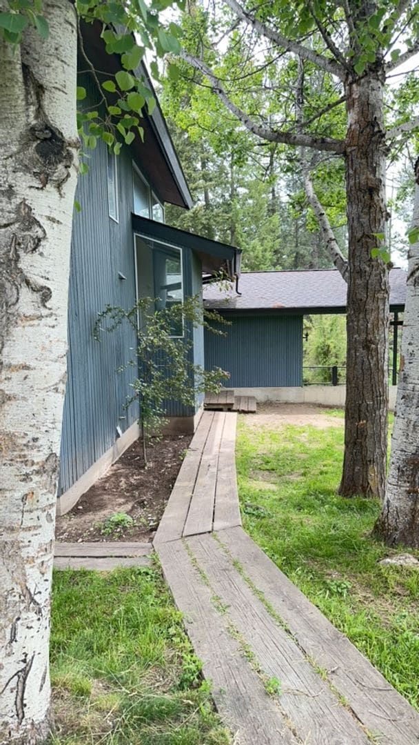Building Photo - Country Living within one mile to town