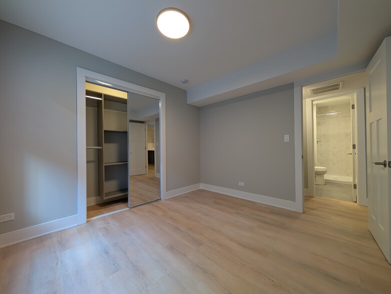 Building Photo - 1214 N La Salle Dr