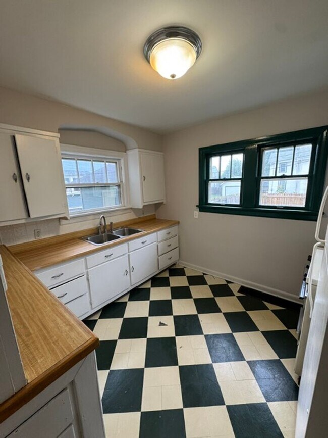 Building Photo - 3008 Hoagland Ave