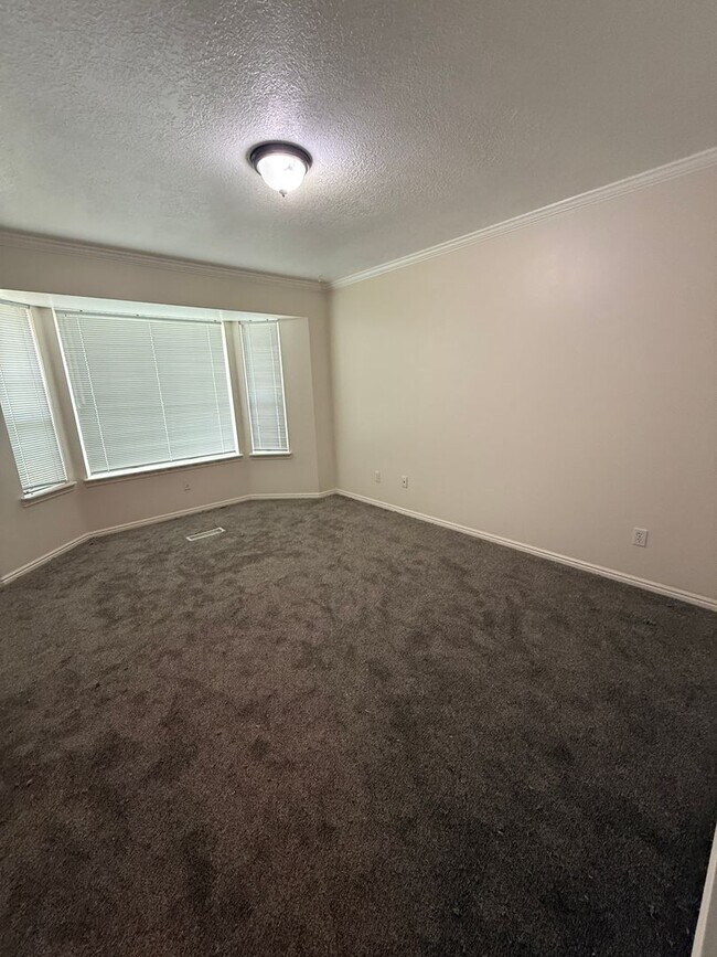 Building Photo - Dual-Living 6-Bed Rambler | 2 Kitchens & 2 Laundry Rooms!