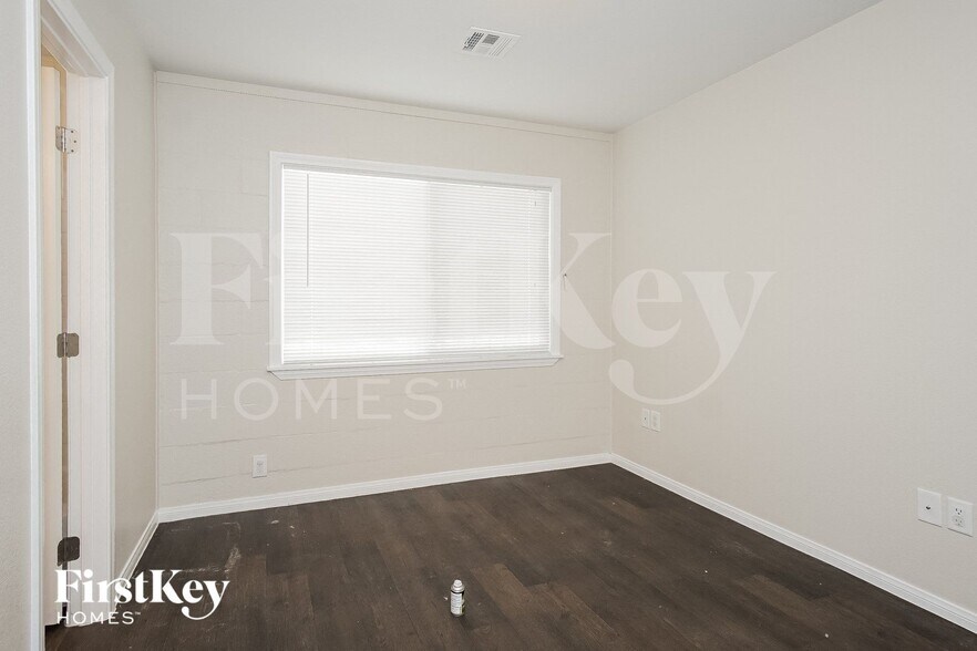 Building Photo - 2128 Carver Ave