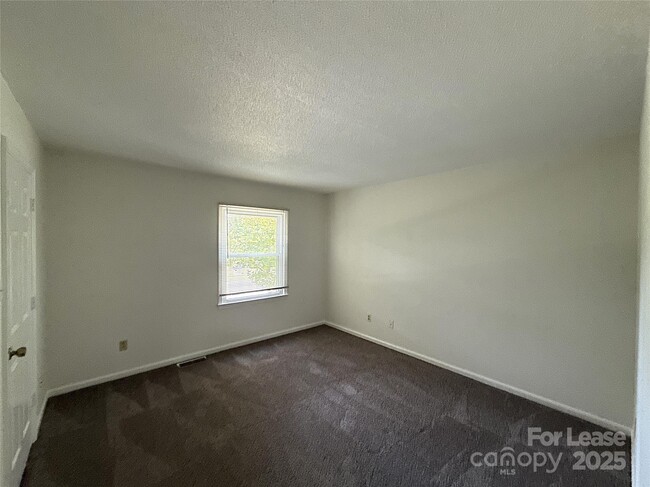 Building Photo - 1724 Village Lake Dr