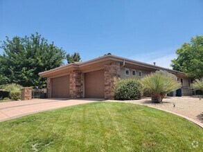 Building Photo - Stylish 4 Bedroom Home with Large Living S...