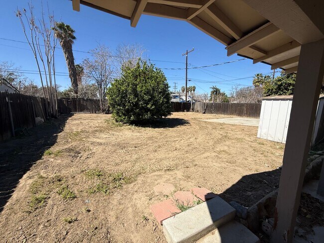 Building Photo - 3 Bedroom 1 Bath in East Hemet!