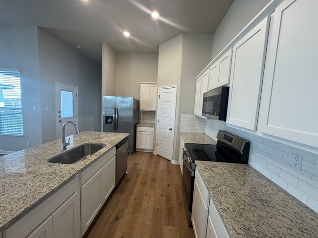 Building Photo - Stunning 3x2 Luxury Duplex in Buda, TX!