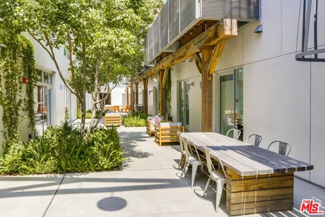 Building Photo - 527 Molino St