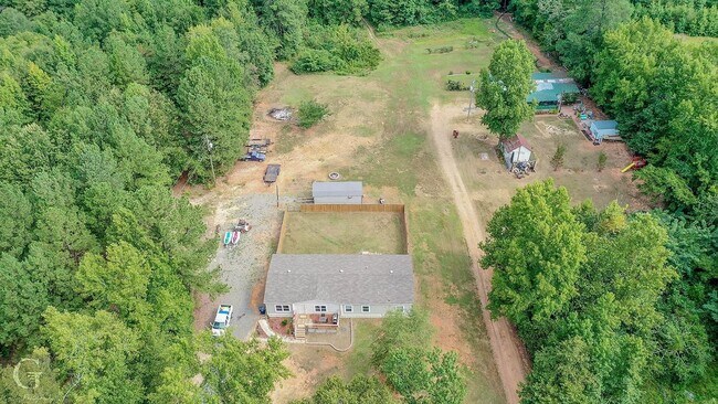 Building Photo - 4BD/2BA home with fenced back yard.