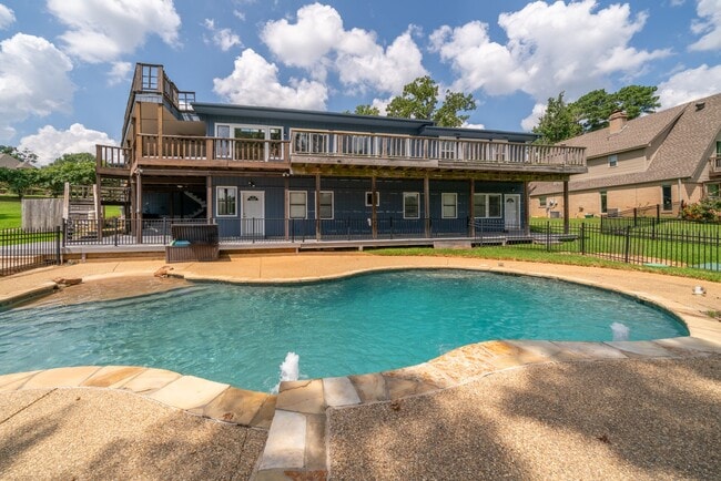Building Photo - 830 Forest Lake W