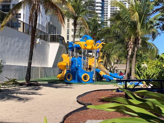 Building Photo - 6039 Collins Ave