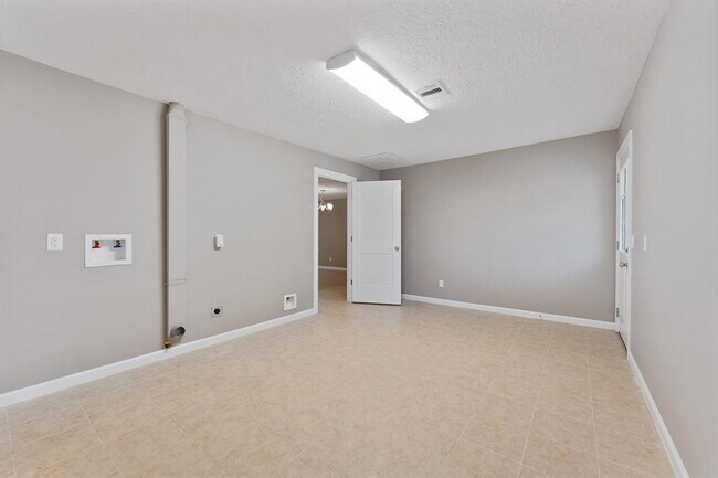 Building Photo - 11 Whittier Dr