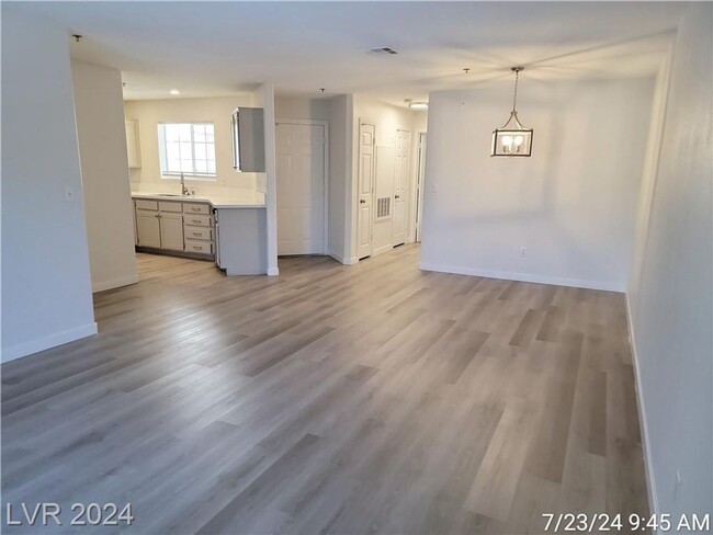 Building Photo - FANTASTIC GREEN VALLEY 2ND FLOOR UNIT IN G...