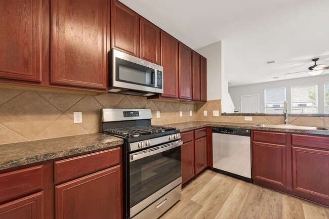 Building Photo - 2810 Meadowbrook Lane