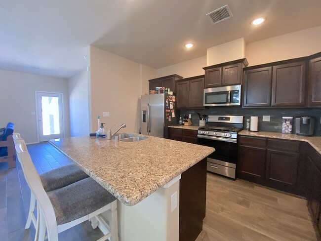 Building Photo - Gorgeous 4bed/3.5bath with 2 Master Bedrooms!