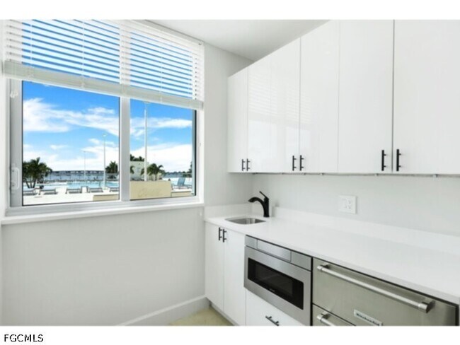 Building Photo - 3000 Oasis Grand Blvd