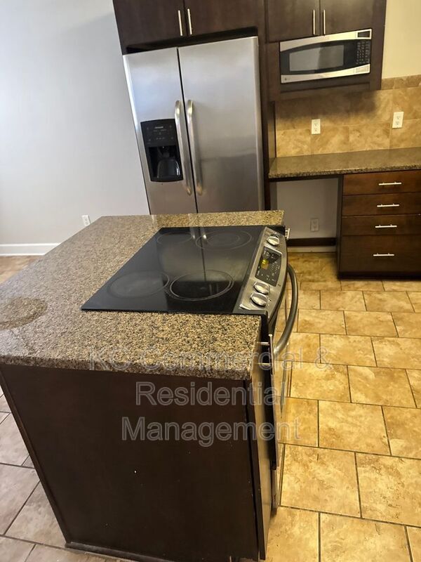 Building Photo - 530 W 10th St