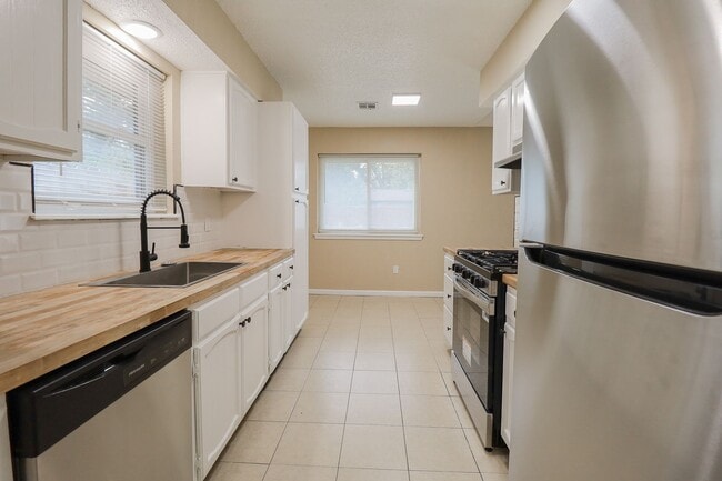 Building Photo - 3 bed/2bath! Fully remodeled!