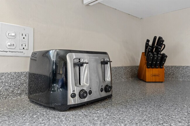 Building Photo - 10 James Dr