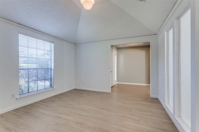 Building Photo - 4444 Hartford Dr